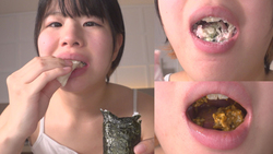 クチャクチャ食べ物を咀嚼する女子大生のお口にズームアップ！