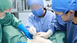[Surgical wear] Three female doctors in operating clothes examined the urethra and sperm [Mask. Glove fetish]