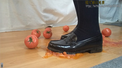 7-20 用樂福鞋慢慢地小心地壓碎西紅柿