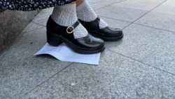 N-01 Model&#39;s thick-soled pumps stomp on a trick-like resume