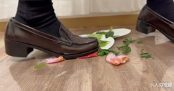【クラッシュ】制服コスプレ撮影の足元でローファーに花や食材が踏まれる(J2_080)